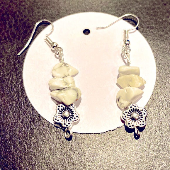 Pair of earrings. Stocking stuffer for Christmas/holidays. Brand new.